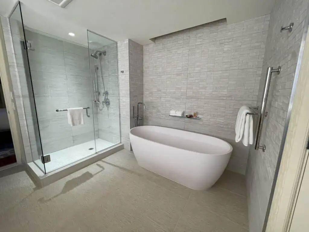 shower and tub in garden view suite/standard suite at grand hyatt kauai paid for with points